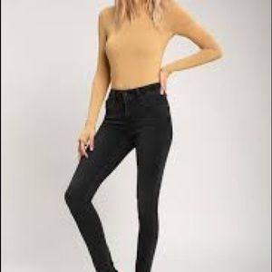 721 high rise skinny Levi’s (in black)